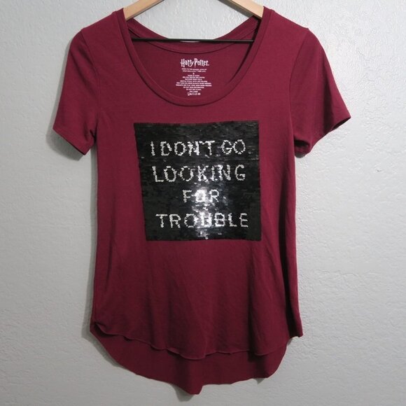 Harry Potter Burgundy Graphic Tee Sequined High Low Top Wizards Trouble Magic M - Picture 8 of 8